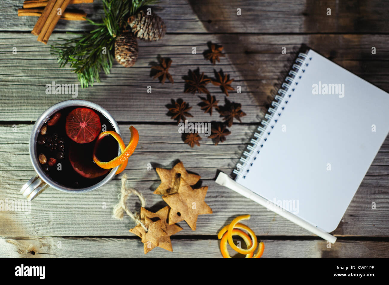 Traditionelle fruchtiger Glühwein aus dem alten Becher, auf einem alten Holztisch Stockfoto