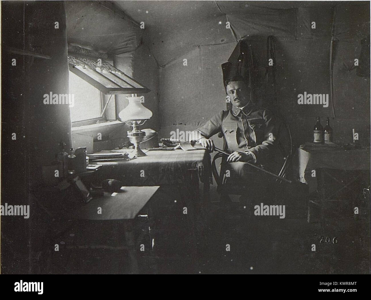 Ein Foto aus dem Ersten Weltkrieg, das eine deutsche Offiziersgrube in Ostgalicien zeigt. Das Bild dokumentiert die Struktur und den Zustand der Kommandoposten entlang der Ostfront. Stockfoto