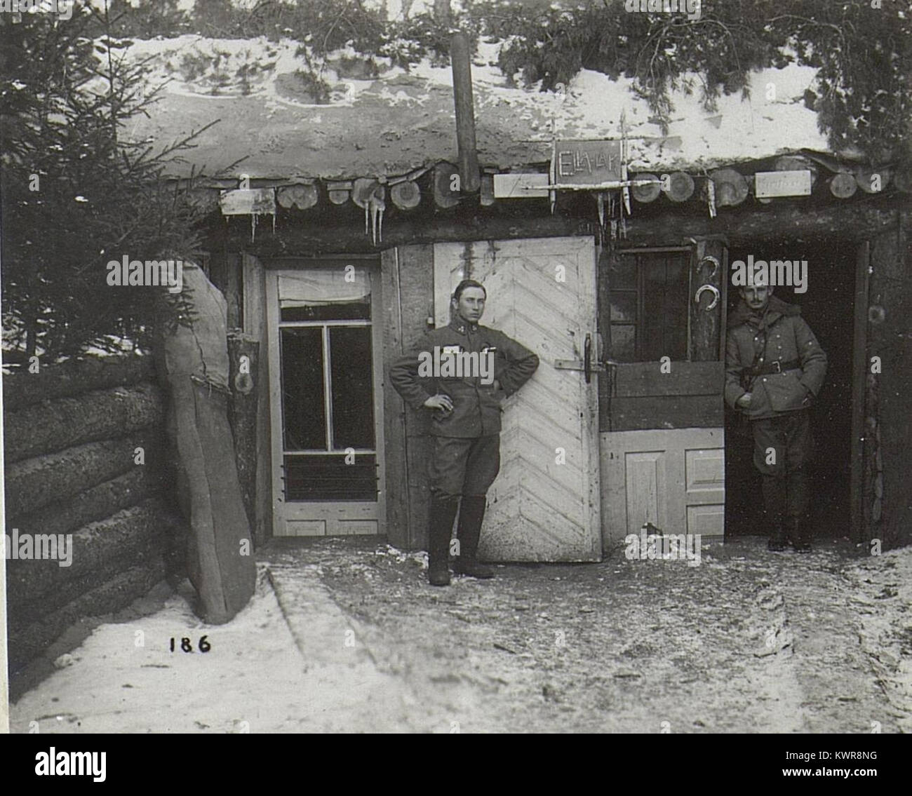 Ein Bild aus dem Ersten Weltkrieg, das den Unterschlupf des 3. Husarenregiments unter dem österreichisch-ungarischen 11. Armeekorps in Ostgalicien zeigt und die Bedingungen an der Front im Jahr 1916 darstellt. Stockfoto