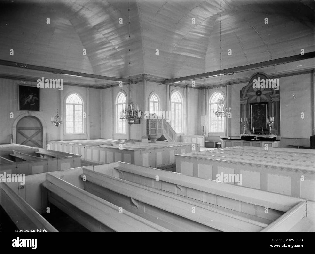 Markuskyrka in Vaxholm, Schweden, ist eine Holzkirche aus dem 17. Jahrhundert, die für die Marine-Garnison des Archipels erbaut wurde. Sie verfügt über einen kleinen Turm und ein Holzdach, das die schwedische Kirchenarchitektur für Küstengemeinden darstellt. Stockfoto