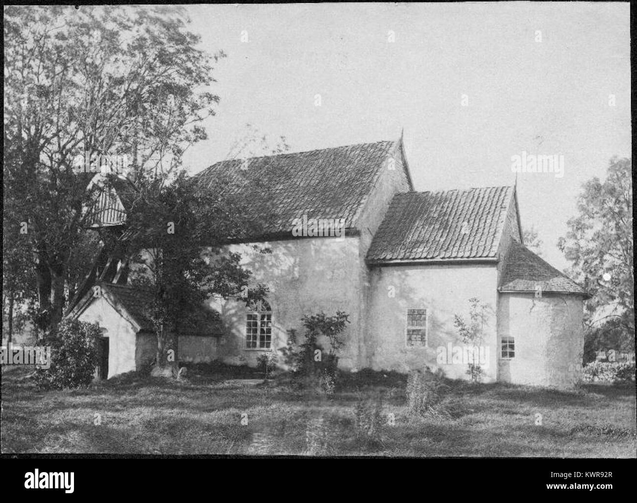 Die Kirche Östra Gerum in Schweden ist eine mittelalterliche Steinkirche, die sich durch romanische und gotische architektonische Elemente, einen robusten Turm und mittelalterliche Fresken mit biblischen Themen auszeichnet. Stockfoto