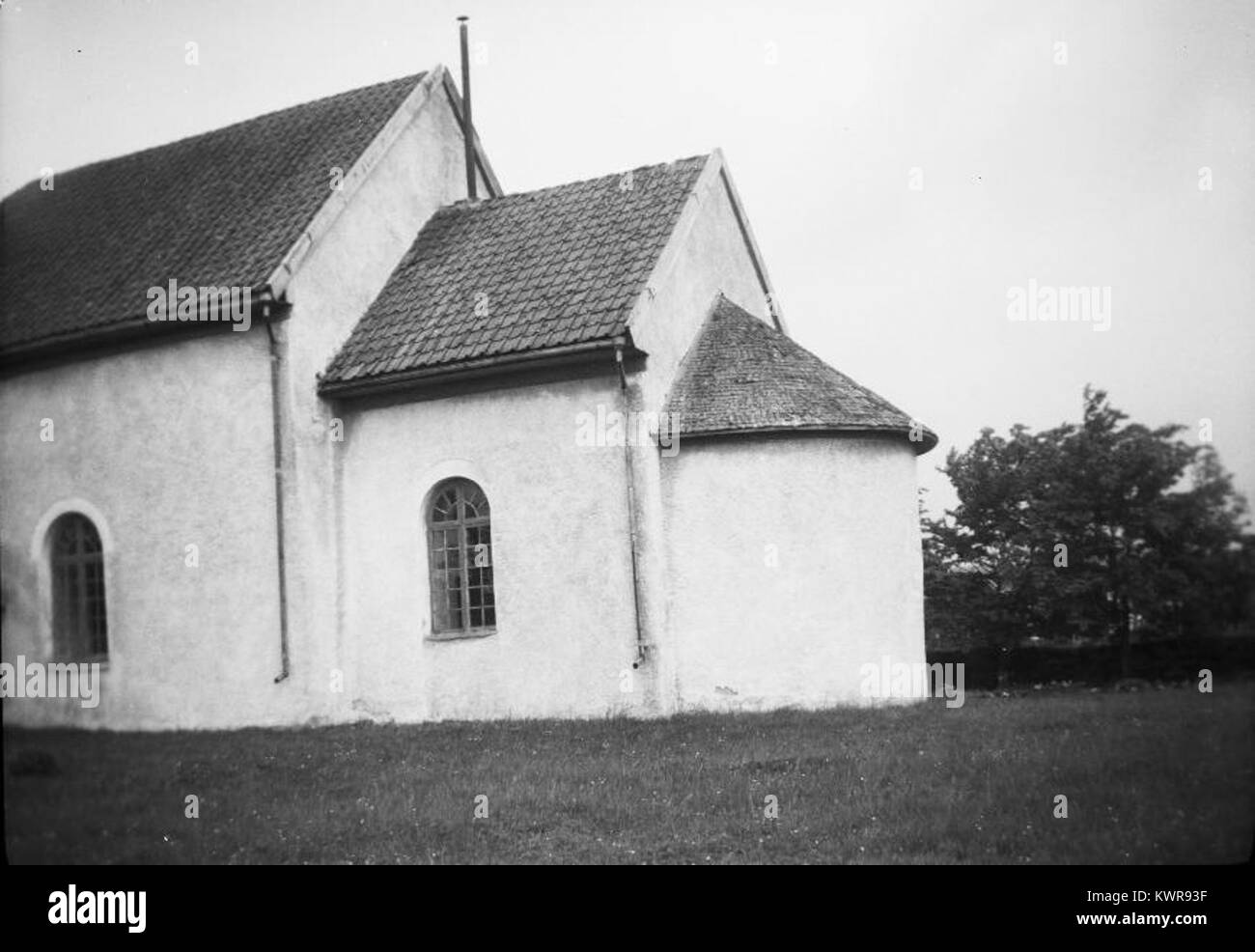 Die Kirche Östra Gerum in Schweden ist eine mittelalterliche Steinkirche, die romanische und gotische Elemente mit einem westlichen Turm, einem Kirchenschiff und mittelalterlichen Fresken an den Innenmauern kombiniert. Stockfoto