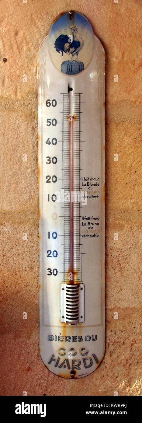 Ein Emailthermometer für Bières du Coq Hardi, eine französische Biermarke, die Anfang des 20. Jahrhunderts als Werbeartikel verwendet wurde, mit einer Temperaturskala und einem Firmenlogo. Stockfoto