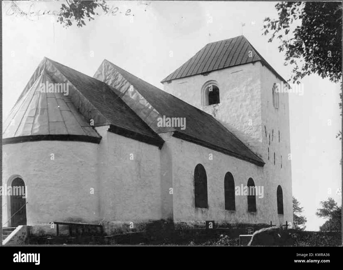 Die Kirche Östra Sallerup in Schweden ist eine mittelalterliche Pfarrkirche, die für ihre romanische Architektur und ihre historischen Fresken bekannt ist, die bedeutende skandinavische religiöse Kunst und Tradition repräsentieren. Stockfoto