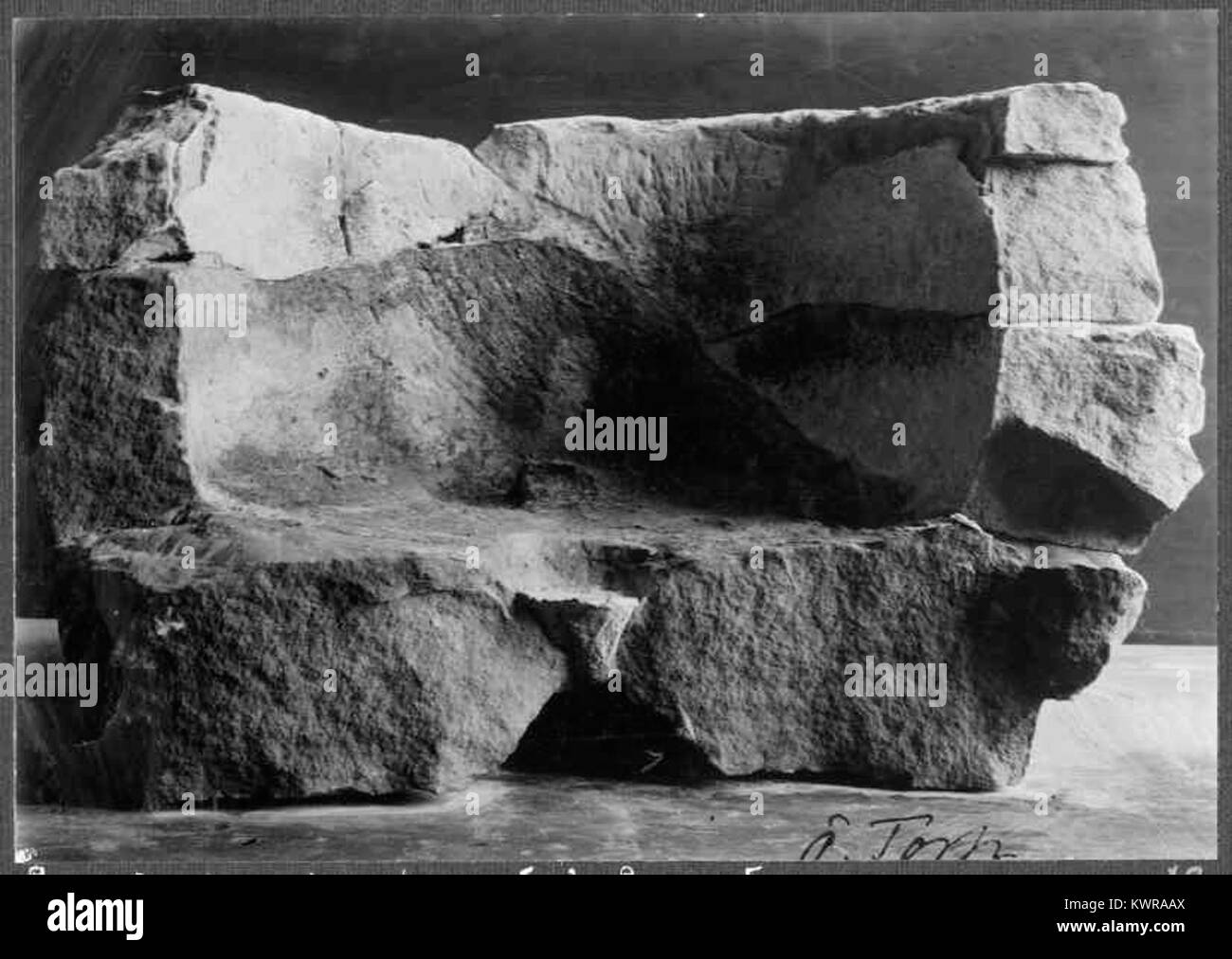 Östra Torps kyrka bei Smygehamn in Südschweden wurde 1911 nach einem Brand als Ersatz für eine frühere Kirche geweiht; es gehört zur Diözese Lund und verfügt über ein rotes Ziegeldach und ein Kirchenschiff mit maritimen Details. Stockfoto