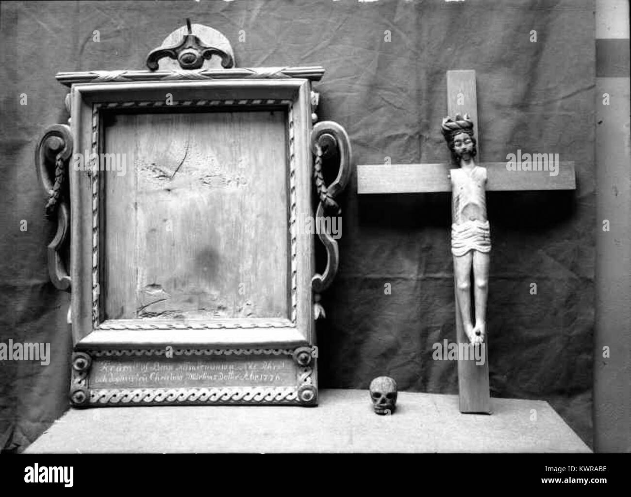 Östra Torsås kyrka ist eine Pfarrkirche in Ingelstad im Kreis Kronoberg, Schweden, die zwischen 1847 und 1849 nach Plänen des Architekten Jacob Wilhelm Gerss im neoklassizistischen Stil erbaut wurde. Es hat ein rechteckiges Kirchenschiff, eine geradlinige Ostchormauer und einen Turm mit Uhr und Laterne am Westende; es wurde 1852 eingeweiht. Stockfoto