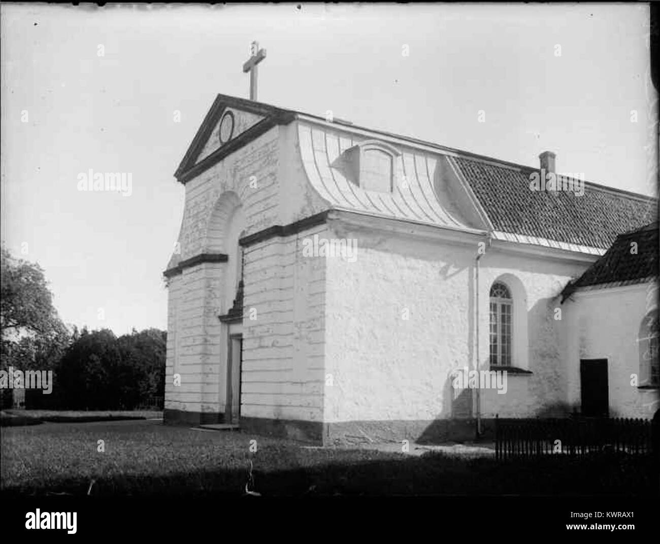 Öveds kyrka ist eine Steinkirche in Övedskloster in der Gemeinde Sjöbo im Komitat Skåne, Schweden. Sie wurde 1759-61 erbaut, um eine romanische Kirche zu ersetzen, wurde unter der Aufsicht des Architekten Carl Hårleman entworfen und gilt als eine der bedeutendsten Rokoko-Kirchen Schwedens. Die Kirche wird von zwei weißen zweistöckigen Gebäuden aus dem Jahr 1810 flankiert, die ursprünglich als Schule und Armenhaus dienten. Stockfoto