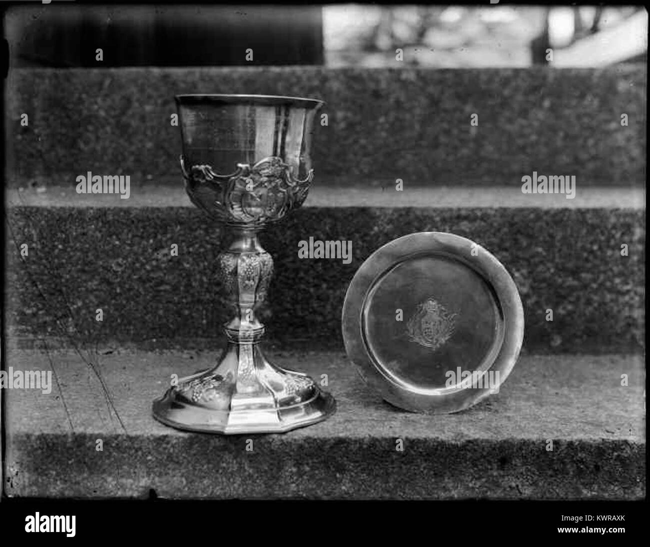 Die Öveds-Kirche in Scania, Südschweden, ist eine Kirche im Rokoko-Stil, die zwischen 1759 und 1761 eine mittelalterliche Steinkirche ersetzte; flankiert von zwei weißen zweistöckigen Gebäuden aus dem Jahr 1810, ursprünglich eine Schule und ein Armenhaus. Stockfoto
