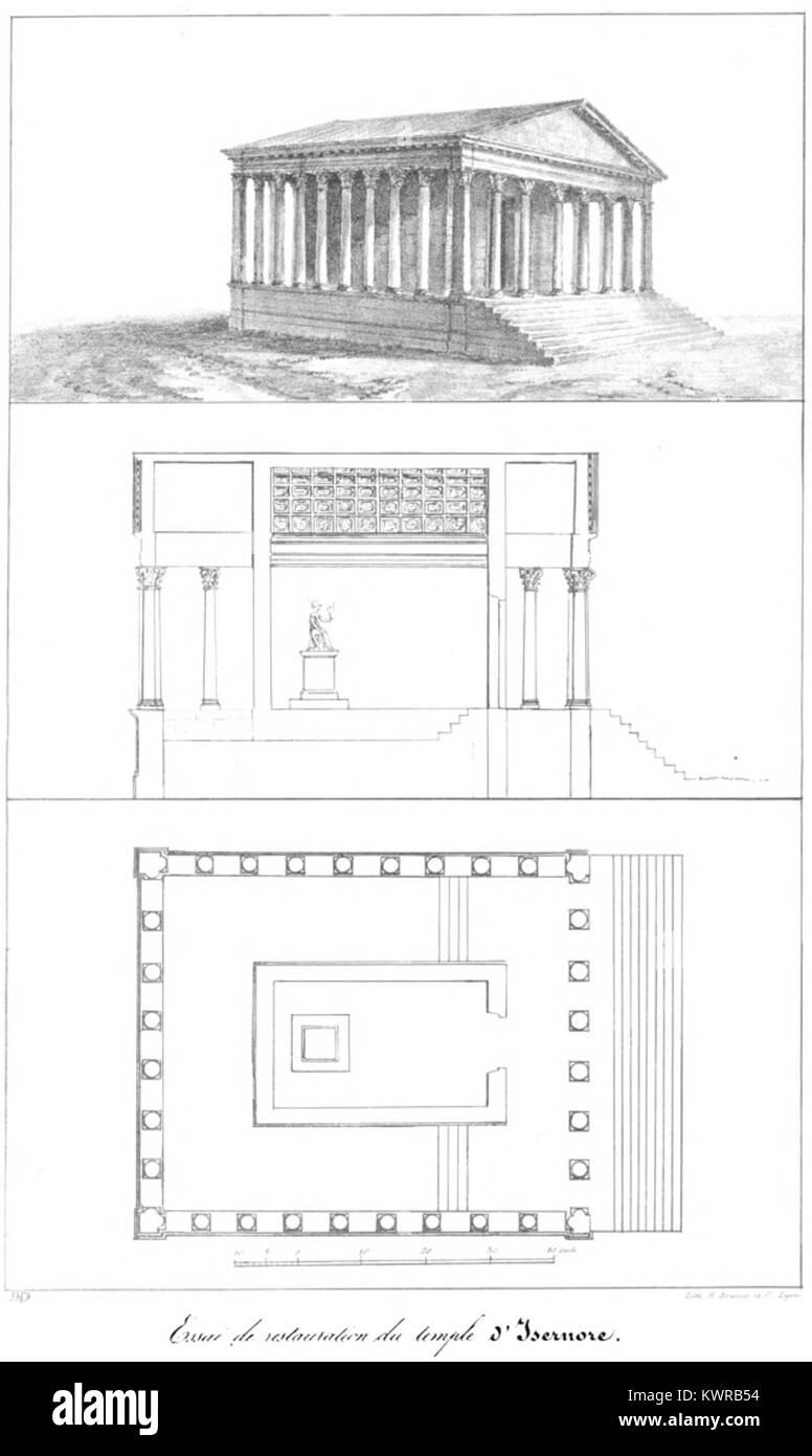 Der Wiederaufbau des gallo-römischen Tempels von Izernore im Departement Ain, Frankreich, zeigt zwei aufeinanderfolgende monumentale Gebäude, die zwischen der Mitte des 1. Und Ende des 2. Jahrhunderts n. Chr. an derselben Stelle errichtet wurden. Die sichtbaren Überreste gehören zur zweiten Tempelphase und umfassen drei Ecksäulen und verstreute Blöcke. Das Gelände verfügt über ein Podium, eine große Treppe zur Ostfassade und gemalte dekorative Fragmente aus Kalkstein. Der Tempel ist als historisches Denkmal gelistet. Stockfoto