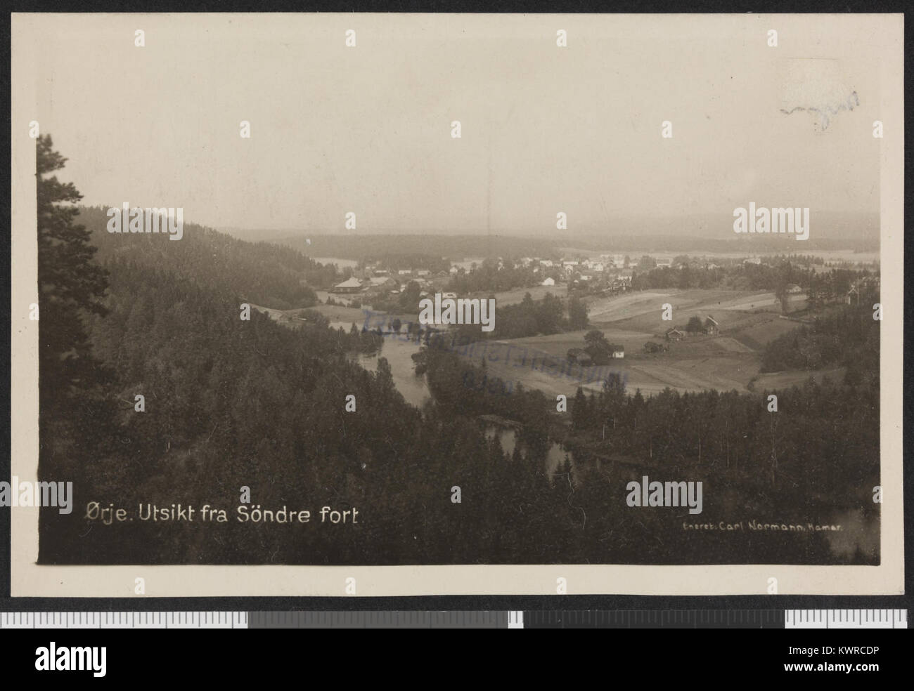 Blick vom Fort Søndre in Ørje, Norwegen, zeigt die umliegende Landschaft und einen Teil der Befestigungsanlagen, die im frühen 20. Jahrhundert zur Grenzverteidigung genutzt wurden. Stockfoto