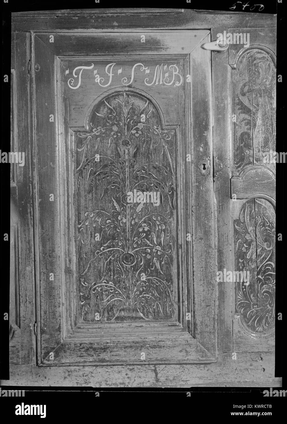 Eine Fotografie von Øvre Midtbøen aus dem Jahr 2015 in Ordal, Norwegen, die eine ländliche norwegische Landschaft mit Feldern, traditionellen Gebäuden und der umliegenden Natur darstellt, die das landwirtschaftliche und kulturelle Erbe der Region repräsentiert. Stockfoto