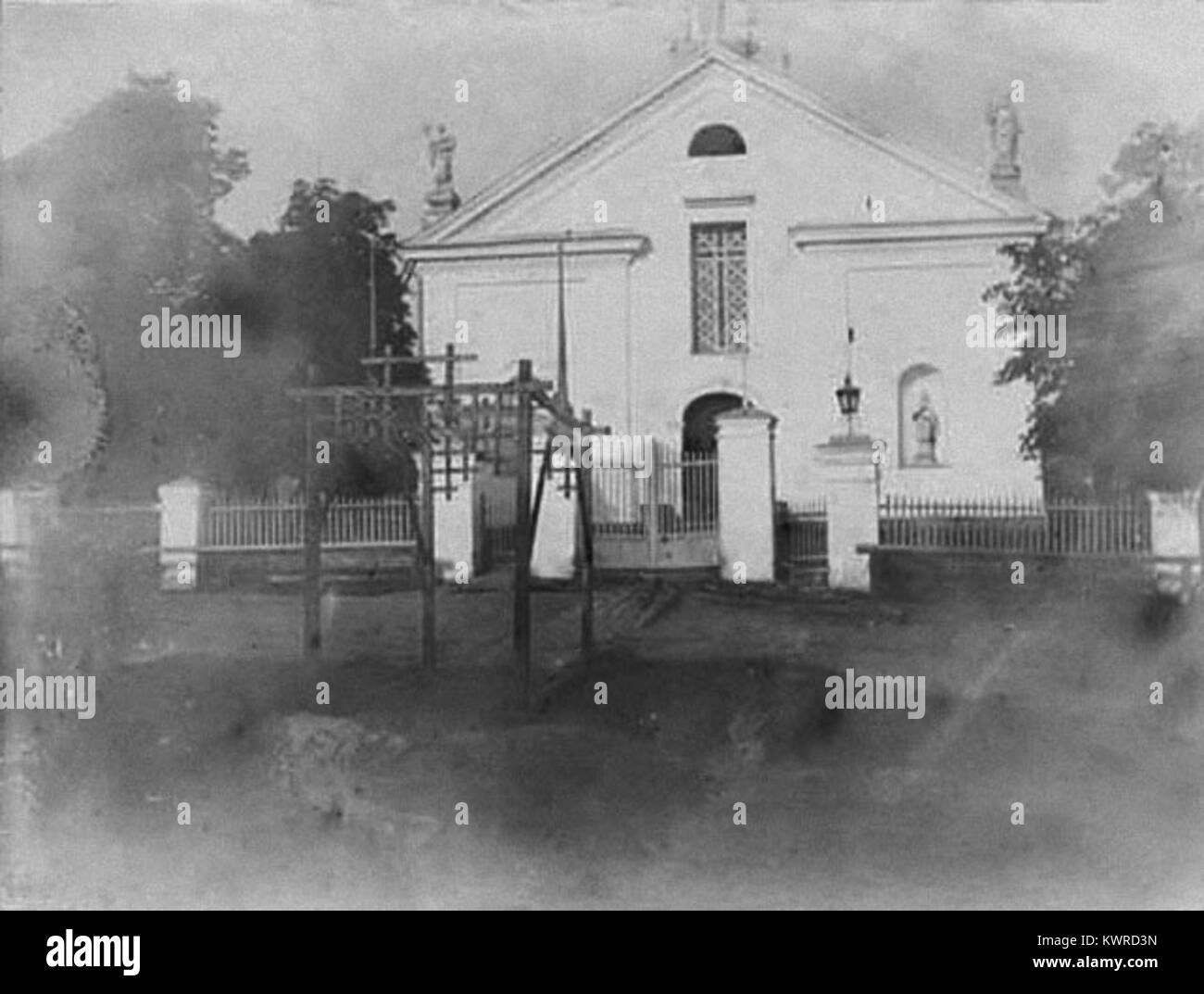 „Čareja“ (auch Чарэя) ist ein historischer Marktplatz in weißrussischer Sprache von K. Skarevič aus dem frühen 20. Jahrhundert, der eine Kirche des Hl. Michael des Erzengels und umliegende Gebäude am Rynek (Marktplatz) in Čareja zeigt. Stockfoto