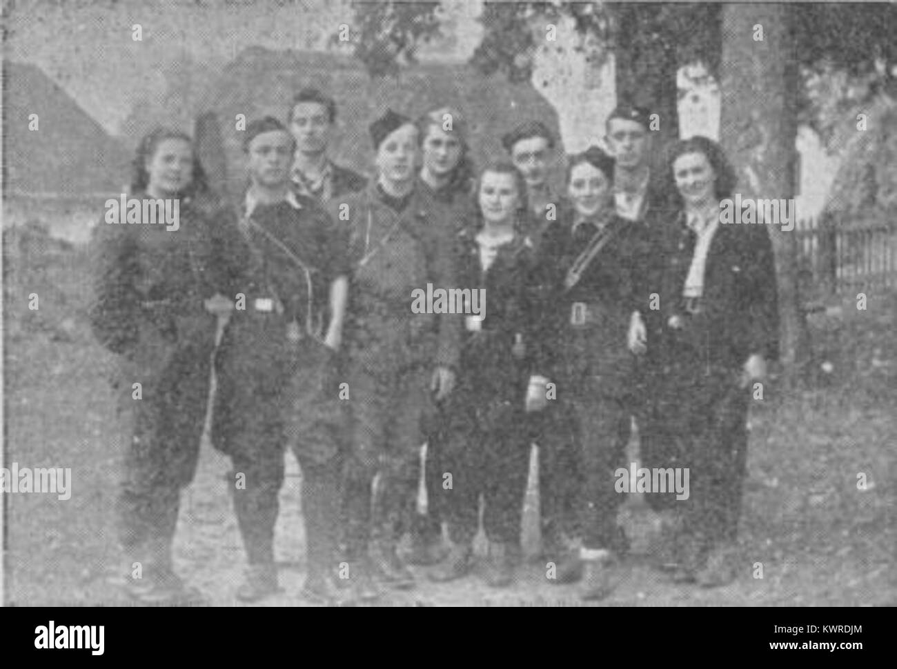 Foto oder Aufzeichnung von Mitgliedern des Bezirkskomitees des SKOJ (Junge Kommunistische Liga Jugoslawiens) im Bohor-Gebiet, mit Gruppenporträt und ländlicher Umgebung. Stockfoto