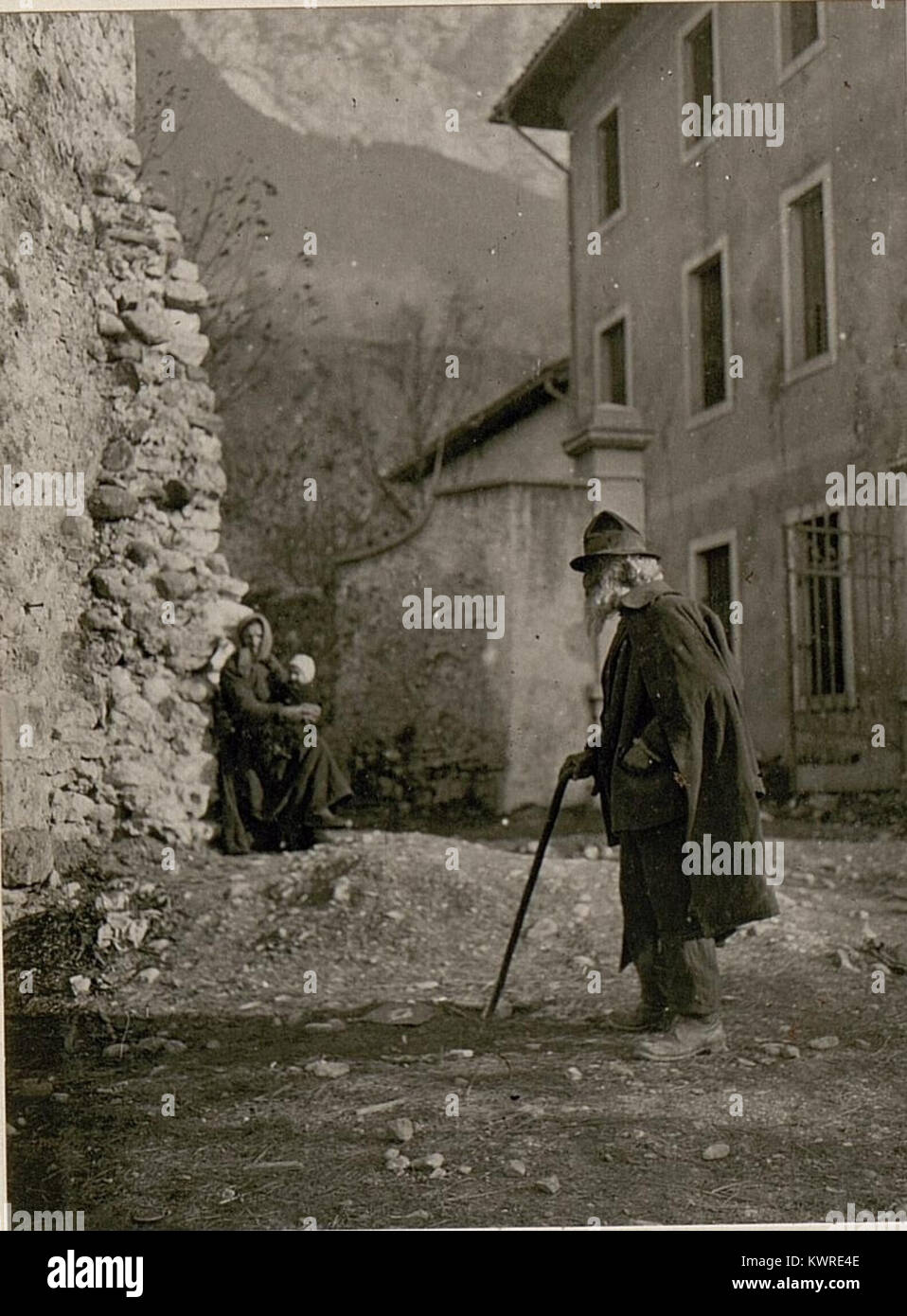 Ein historisches Foto, das die ausgeruhten Flüchtlinge während einer Zeit der Vertreibung, wahrscheinlich im Europa des frühen 20. Jahrhunderts, zeigt die menschlichen Bedingungen und den Migrationskontext. Stockfoto