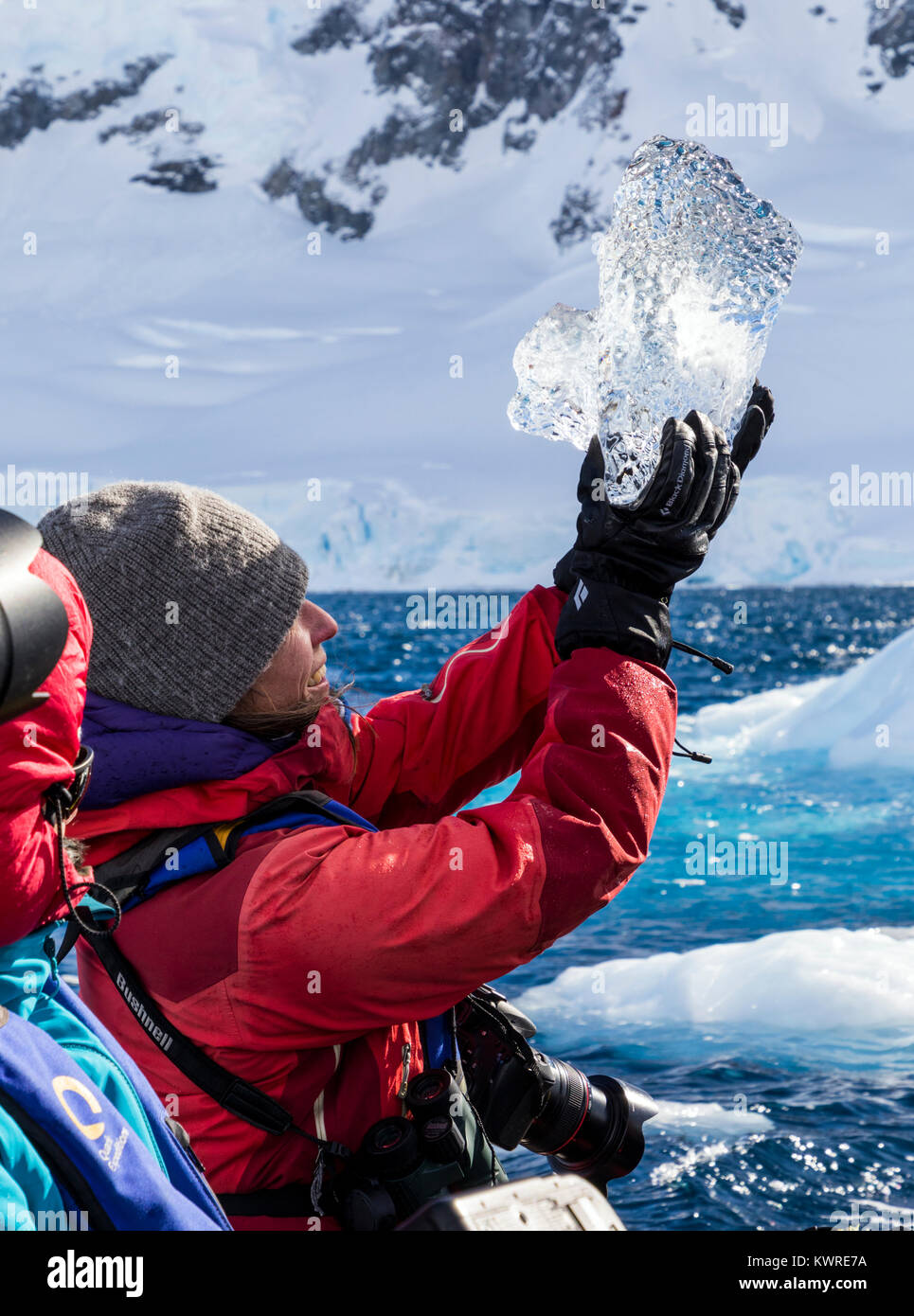 Alpine bergsteigen Skifahrer auf Zodiac Boot untersucht 10.000 Jahre alte Eis; Antarktis; Passagierschiff Ocean Abenteurer; Nansen Island Stockfoto
