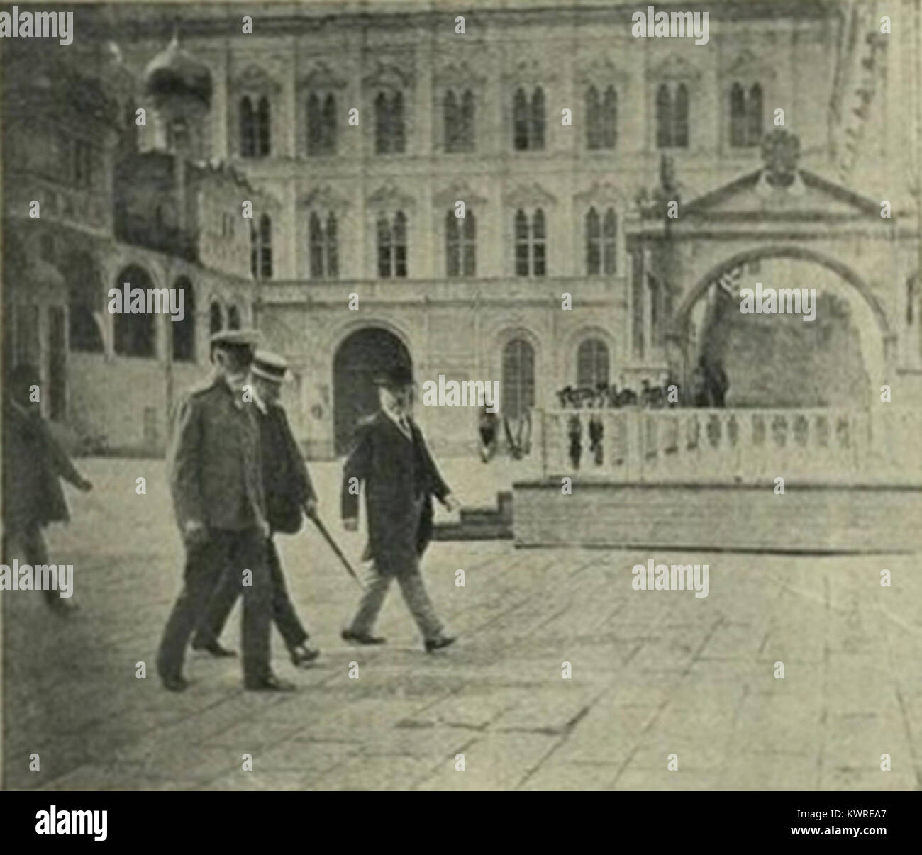 Ein historisches Bild des französischen Präsidenten Raymond Poincaré während seines Besuchs im Kreml in Russland. Das Foto spiegelt die politischen Beziehungen zwischen Frankreich und Russland im frühen 20. Jahrhundert wider. Stockfoto