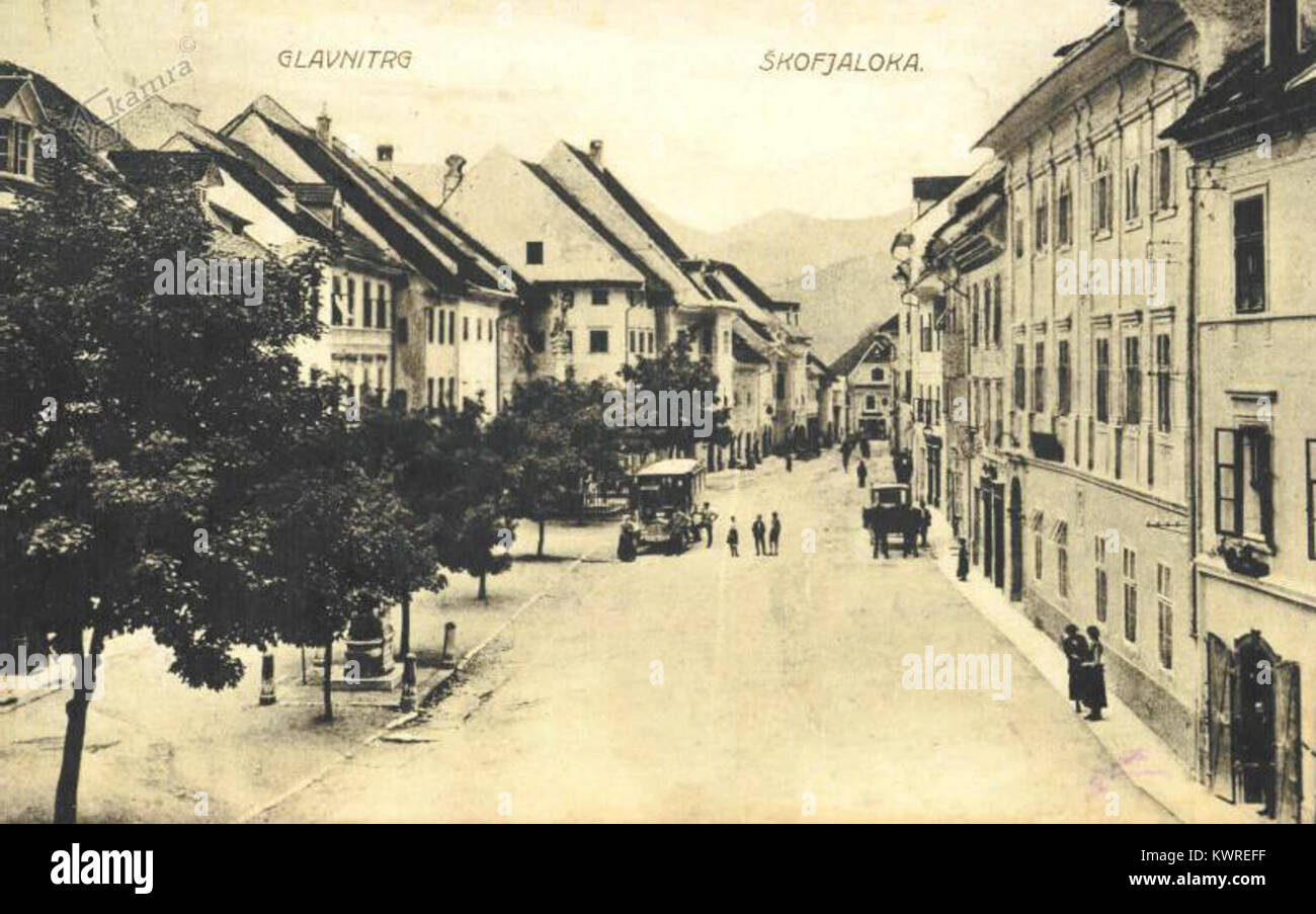 Diese Postkarte aus dem Jahr 1939 zeigt die Stadt Škofja Loka in Slowenien mit ihrem historischen Zentrum, der Hauptstraße und dem Kirchturm, die den urbanen Charakter dieser mittelalterlichen Stadt in der Zwischenkriegszeit einfängt. Knjižnica Ivana Tavčarja Škofja Loka+1 Stockfoto