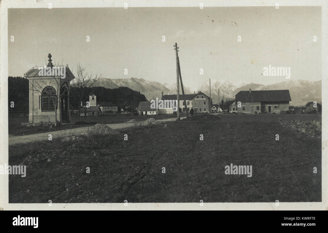 Die Postkarte von Mengeš in Slowenien aus den 1910er Jahren zeigt den Marktplatz der kleinen Stadt, die umliegenden Häuser und den Kirchturm, die den Alltag und die Siedlungsstruktur der damaligen Zeit widerspiegeln. Stockfoto