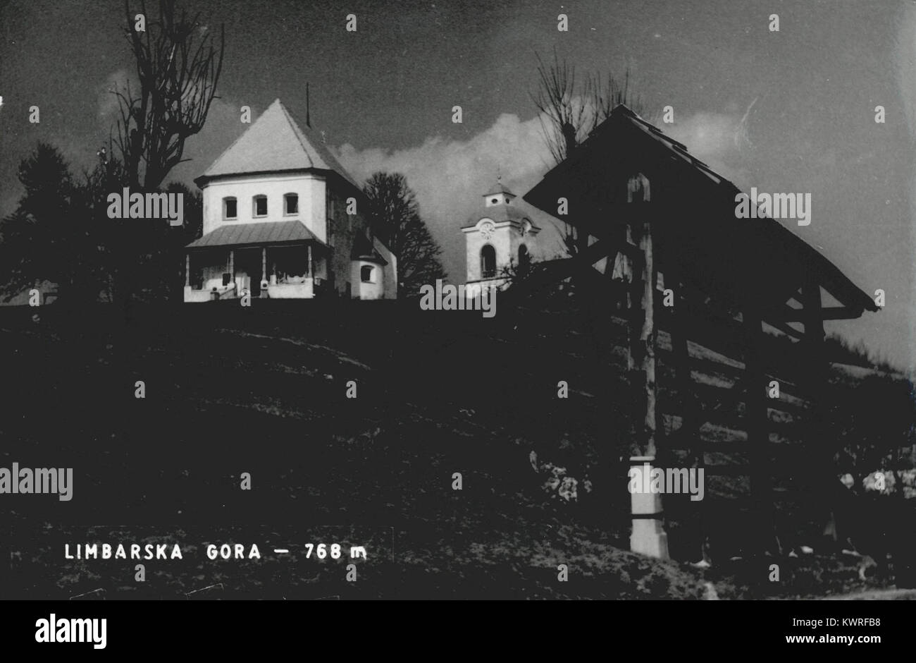 Die Postkarte von Moravče in Slowenien zeigt den Kirchturm, die Häusersiedlungen und die umliegenden Felder und zeigt die Topographie und die bebaute Umgebung des frühen 20. Jahrhunderts. Stockfoto