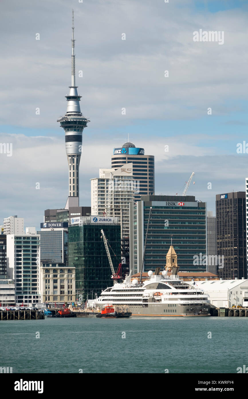 Auckland Waterfront einschließlich der Sky Tower, Neuseeland Stockfoto
