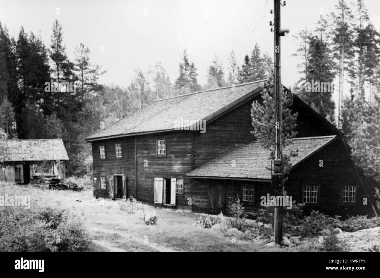 Das Foto von 1965 zeigt die Ösjöfors Handpappersbruk, eine historische Handpapierfabrik in Schweden. Der Ort, heute ein Museum, bewahrt traditionelle Papierherstellungstechniken mit Holzkonstruktionen, Wasserkanälen und originalen Produktionswerkzeugen. Stockfoto