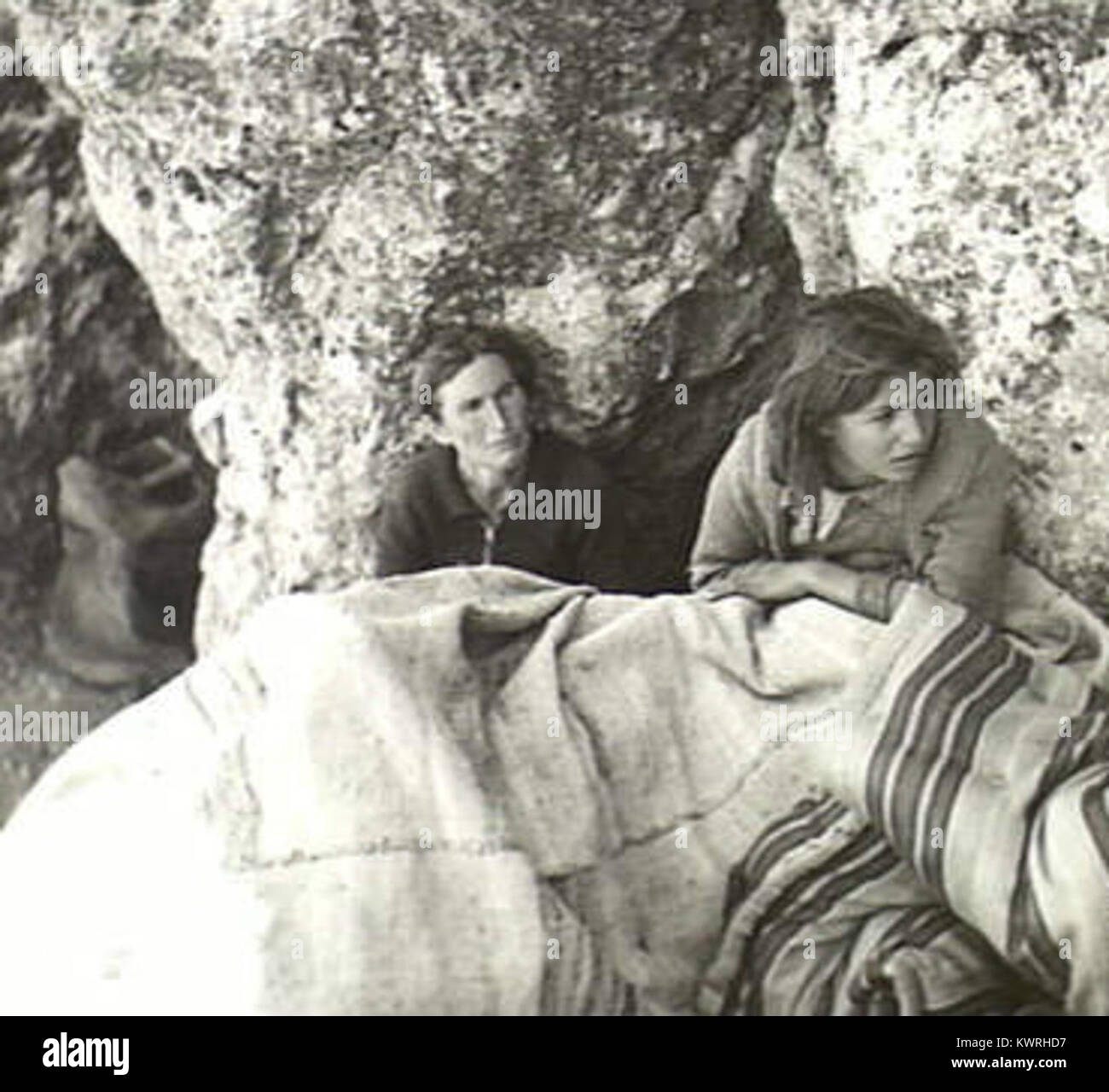 Dieses Foto zeigt griechische Flüchtlinge, die im April 1941 während des Zweiten Weltkriegs vor der deutschen Besatzung flüchteten. Es betont die Kämpfe und die Vertreibung von Zivilisten, die in den kriegerischen Wirren gefangen waren. Stockfoto