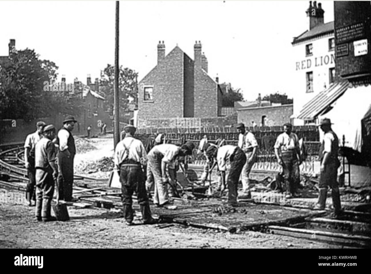 Arbeiter in Sedgley, England, ersetzen Straßenbahnschienen vor 1901, was die industrielle Entwicklung und Fortschritte in der öffentlichen Verkehrsinfrastruktur im viktorianischen Großbritannien veranschaulicht. Stockfoto