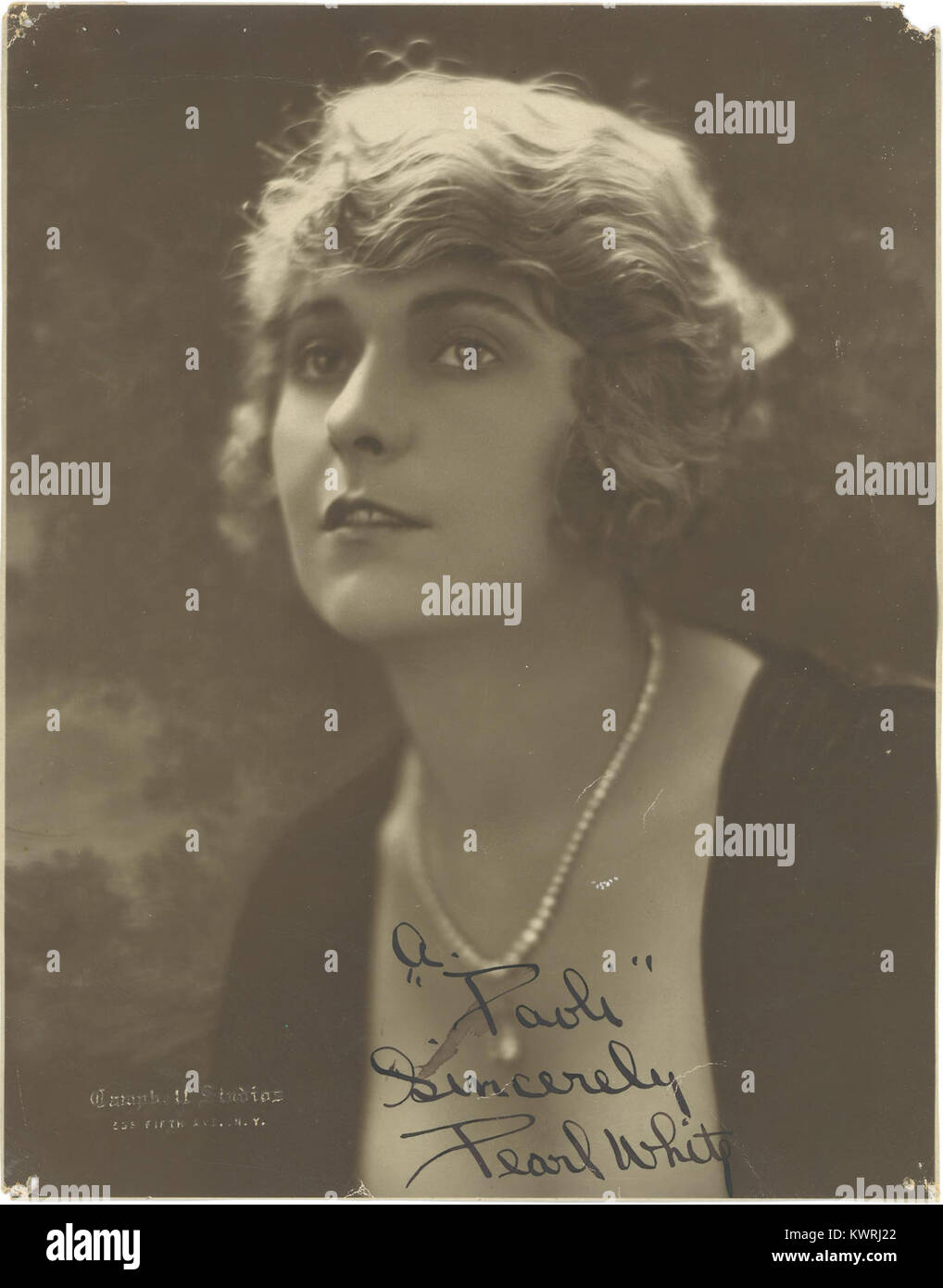 Der französische Athlet und Schauspieler Raoul Paoli fotografierte mit dem amerikanischen Stummfilmstar Pearl White, der die Verbindungen zwischen europäischen Sportfiguren und der Kinokultur des frühen 20. Jahrhunderts veranschaulichte. Stockfoto