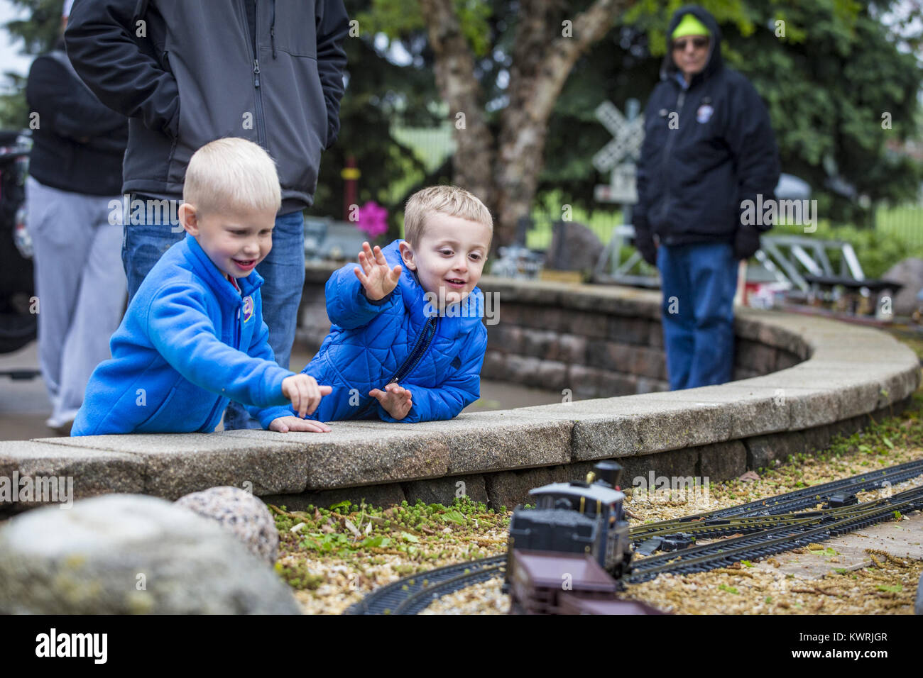 Rock Island, Iowa, USA. 30 Apr, 2017. Cousins Kendrick Miller, 4, von Davenport, Links, und Brantley Wadsworth, 3, der Eldridge beobachten und Welle an der Modellbahn im Viererkabel - Botanische Zentrum in Rock Island am Sonntag, den 30. April 2017. Gesunde glückliche Familien Spaß Tag abgehalten wurde, gesunde Lebensstile für Familie Mitglieder aller Altersgruppen zu fördern. Credit: Andy Abeyta, Viererkabel - Zeiten/Viererkabel - Zeiten/ZUMA Draht/Alamy leben Nachrichten Stockfoto