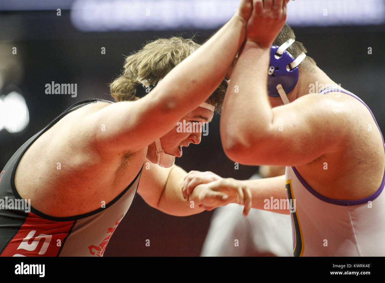 Des Moines, Iowa, USA. 16 Feb, 2017. Nördlich von Scott Cole Ernst Greifer mit Johnston's Jake Ryan während der Sitzung eine der 2017 IHSAA State Wrestling Meisterschaften bei Wells Fargo Arena in Des Moines am Donnerstag, 16. Februar 2017. Credit: Andy Abeyta/Viererkabel - Zeiten/ZUMA Draht/Alamy leben Nachrichten Stockfoto