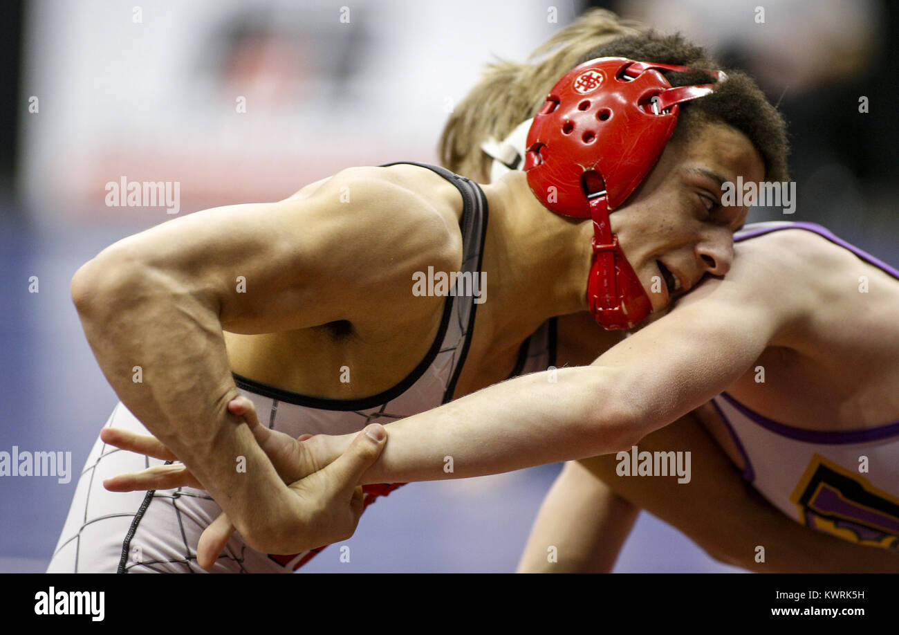 Des Moines, Iowa, USA. 17 Feb, 2017. Norden Scott's Jakob Schipper Zupacken am Handgelenk von Johnston's James Edwards in seiner 3A Viertelfinale Kampf während der Sitzung vier Der 2017 IHSAA State Wrestling Meisterschaften bei Wells Fargo Arena in Des Moines am Freitag, 17. Februar 2017. Credit: Andy Abeyta/Viererkabel - Zeiten/ZUMA Draht/Alamy leben Nachrichten Stockfoto