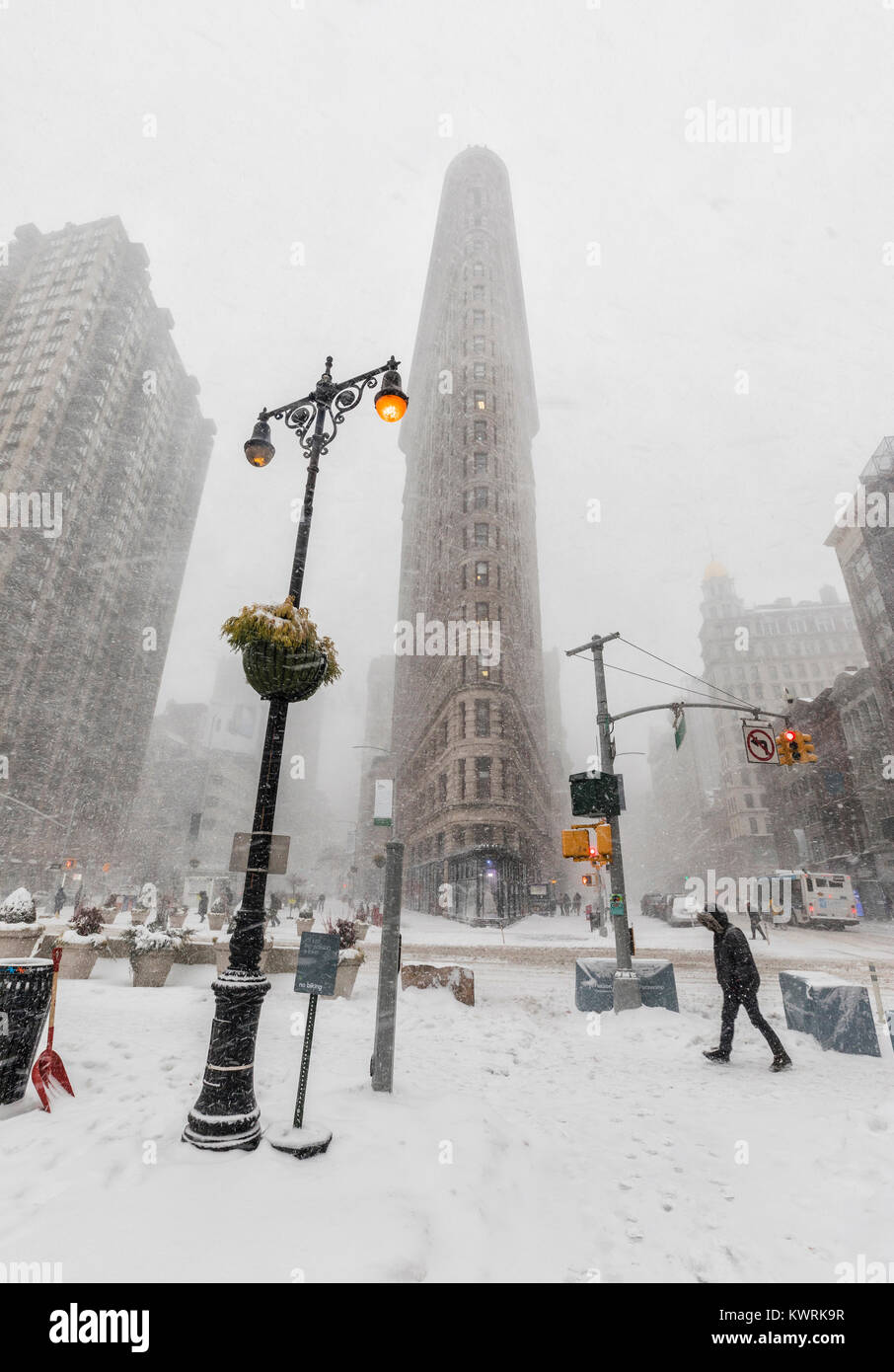 New York, USA. Am 4. Januar, 2018. Starker Schneefall in New York City Flatiron Building an der Fifth Avenue und Broadway, Donnerstag, 4. Januar 2018; Quelle: Nino Marcutti/Alamy leben Nachrichten Stockfoto