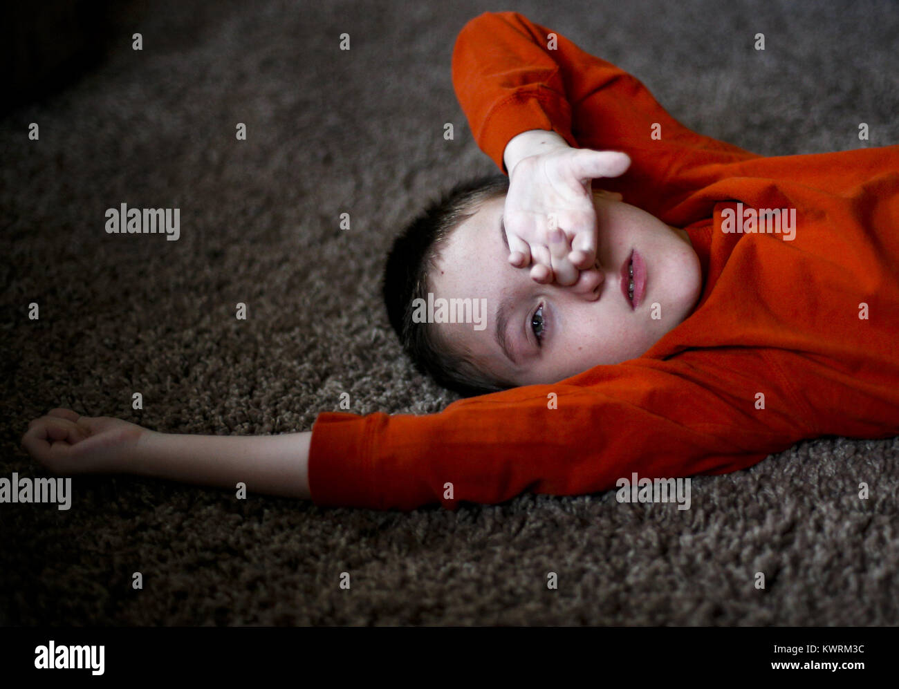 Davenport, Iowa, USA. 12. Januar 2017. Ryan McDermott, 10, legt auf den Boden zu Hause in Davenport McDermott auf Donnerstag, 12. Januar 2017. McDermott war als Kleinkind mit Dravet-Syndrom, einer schweren Form von Epilepsie diagnostiziert und hat derzeit zwischen 10 und 20 Anfälle pro Tag. Eine Cannabis-Öl-Studie durch die Universität von Iowa funktionierte nicht für McDermott, aber er wird in Kürze eine Studie durch die Mayo-Klinik namens Fenfluramin Bewertung bei seltenen Epilepsie beginnen. Bildnachweis: Andy Abeyta/Quad-Stadt-Zeiten / ZUMA Draht/Alamy Live News Stockfoto