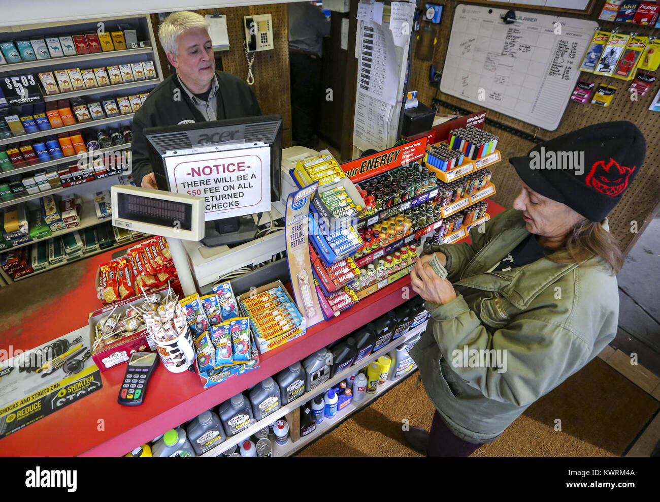 Davenport, Iowa, USA. 19. Januar 2017. Mechaniker Mike Waite Ringe bis Roxy Dankert Davenport am Dittmer Service in Davenport auf Donnerstag, 19. Januar 2017. Im Januar 2016 besaß die Familie Full-Service-Tankstelle trennten sich die Wege bei der Shell Oil Company. Die vier-Pumpstation verloren diese der großen Öl-Zugehörigkeit als Gebrüder Dittmer sich weigerte, den multinationalen Öl und Benzin Unternehmenserwartungen entsprechen. Bildnachweis: Andy Abeyta/Quad-Stadt-Zeiten / ZUMA Draht/Alamy Live News Stockfoto