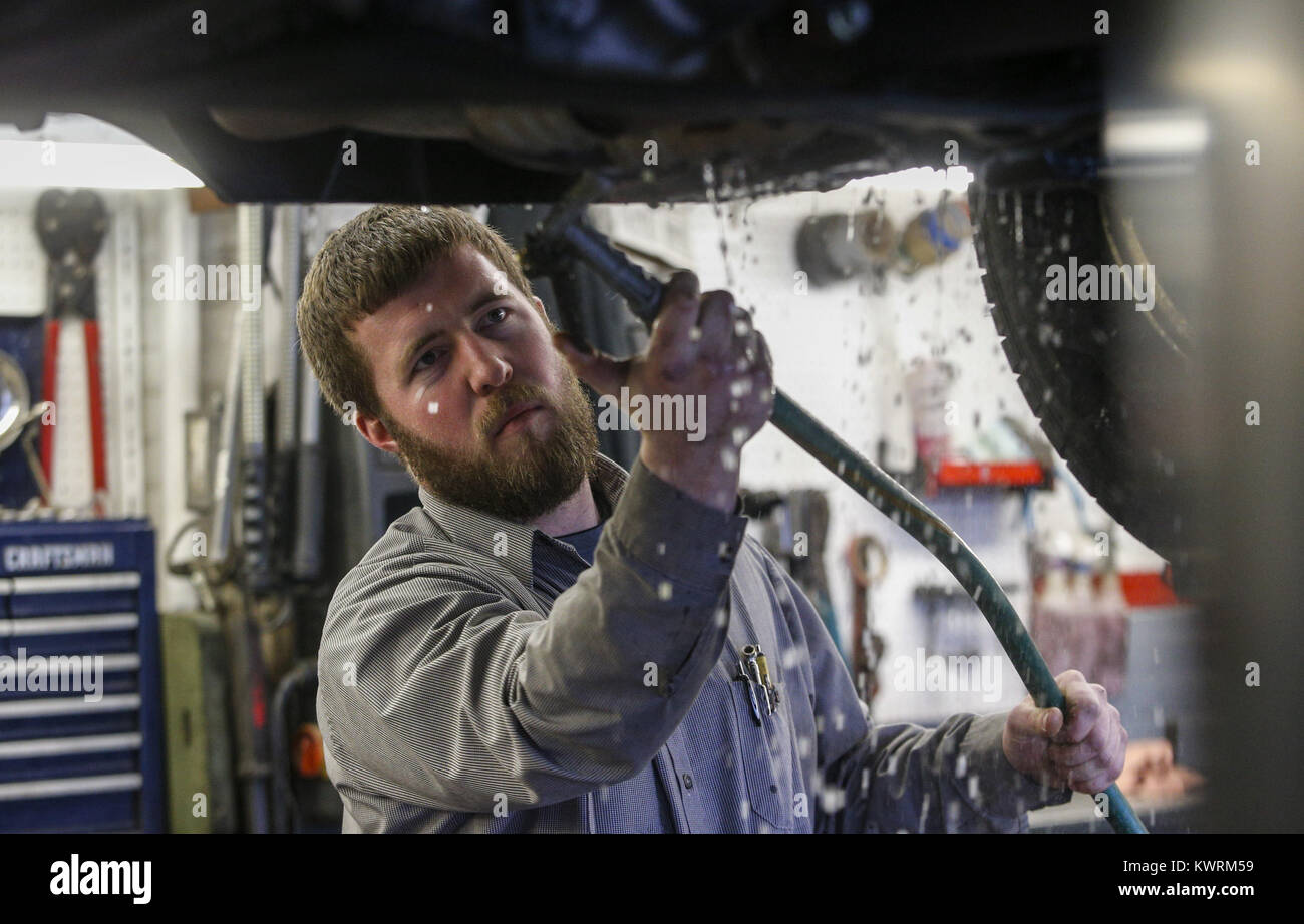 Davenport, Iowa, USA. 19. Januar 2017. Manager Bill Dittmer, Sohn von Miteigentümer Scott Dittmer, wäscht die Unterseite eines Honda-Piloten nach gibt es einen Ölwechsel zur Dittmer Service in Davenport auf Donnerstag, 19. Januar 2017. Im Januar 2016 besaß die Familie Full-Service-Tankstelle trennten sich die Wege bei der Shell Oil Company. Die vier-Pumpstation verloren diese der großen Öl-Zugehörigkeit als Gebrüder Dittmer sich weigerte, den multinationalen Öl und Benzin Unternehmenserwartungen entsprechen. Bildnachweis: Andy Abeyta/Quad-Stadt-Zeiten / ZUMA Draht/Alamy Live News Stockfoto