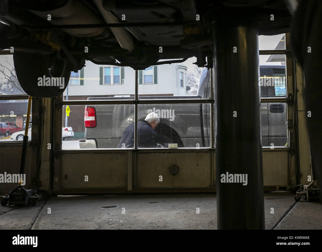 Davenport, Iowa, USA. 19. Januar 2017. Mechaniker Mike Brauer prüft den Luftdruck auf einem Reifen bei Dittmer Service in Davenport auf Donnerstag, 19. Januar 2017. Im Januar 2016 besaß die Familie Full-Service-Tankstelle trennten sich die Wege bei der Shell Oil Company. Die vier-Pumpstation verloren diese der großen Öl-Zugehörigkeit als Gebrüder Dittmer sich weigerte, den multinationalen Öl und Benzin Unternehmenserwartungen entsprechen. Bildnachweis: Andy Abeyta/Quad-Stadt-Zeiten / ZUMA Draht/Alamy Live News Stockfoto