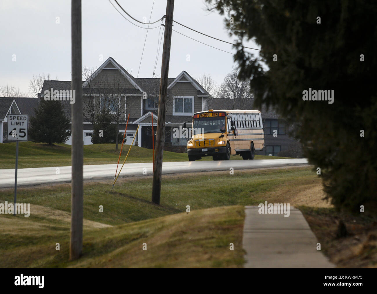 Bettendorf, Iowa, USA. 3. Januar 2017. Pleasant Valley School District Bus nähert sich die Haltestelle an der Kreuzung von Forest Grove Road und Nottingham Lane in ländlichen Bettendorf auf Dienstag, 3. Januar 2017. Eltern beschweren sich, dass die Schnittmenge ist zu gefährlich für jüngere Schüler werden immer aus dem Bus an und arbeiten für den Wandel zu Busse auf der Straße für einen sicheren Halt zu ziehen. Bildnachweis: Andy Abeyta/Quad-Stadt-Zeiten / ZUMA Draht/Alamy Live News Stockfoto