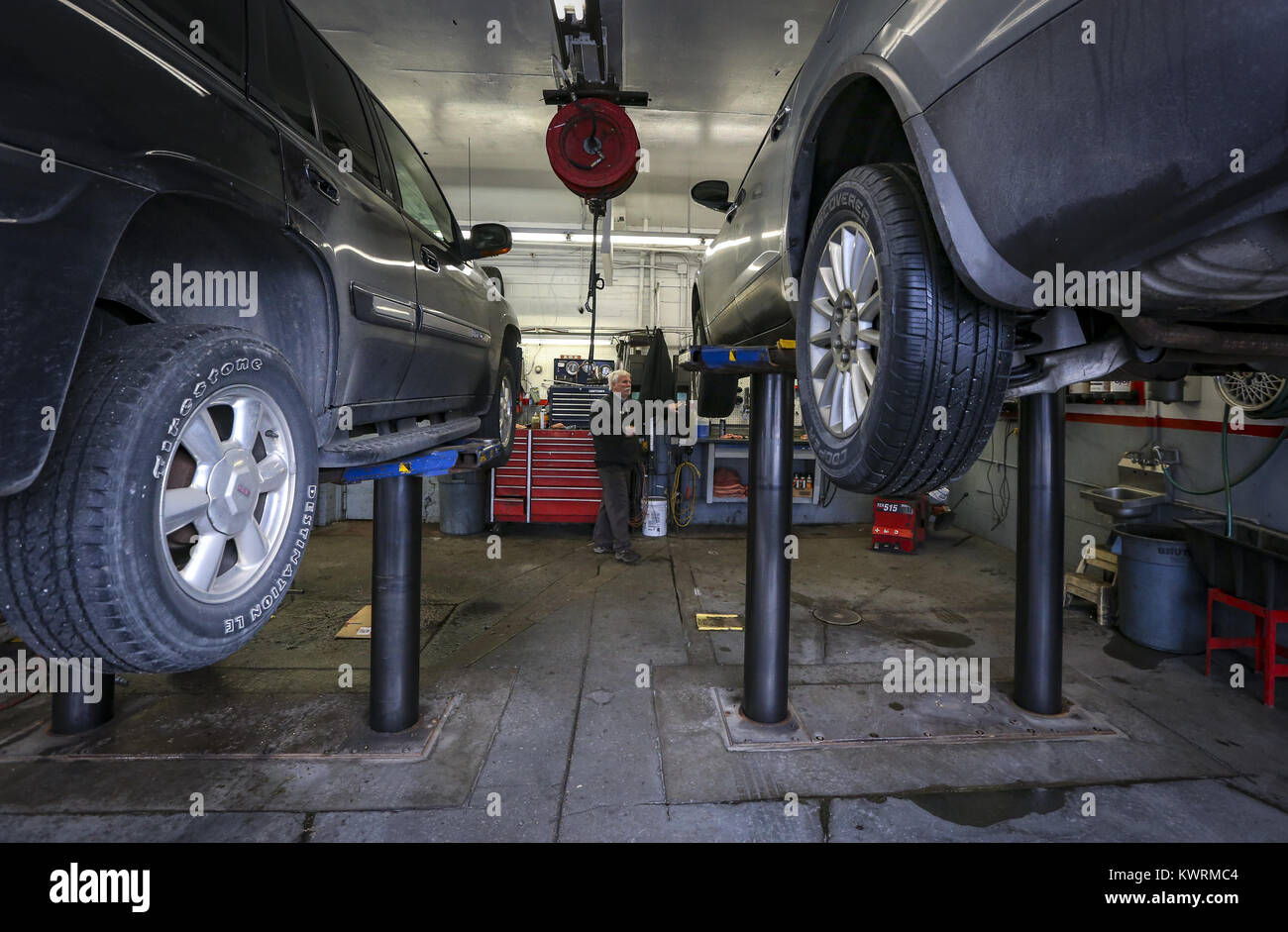 Davenport, Iowa, USA. 19. Januar 2017. Mechaniker Mike Brauer hebt ein Buick Enclave auf dem Gestell um es bereit für einen Ölwechsel bei Dittmer Service in Davenport auf Donnerstag, 19. Januar 2017. Im Januar 2016 besaß die Familie Full-Service-Tankstelle trennten sich die Wege bei der Shell Oil Company. Die vier-Pumpstation verloren diese der großen Öl-Zugehörigkeit als Gebrüder Dittmer sich weigerte, den multinationalen Öl und Benzin Unternehmenserwartungen entsprechen. Bildnachweis: Andy Abeyta/Quad-Stadt-Zeiten / ZUMA Draht/Alamy Live News Stockfoto