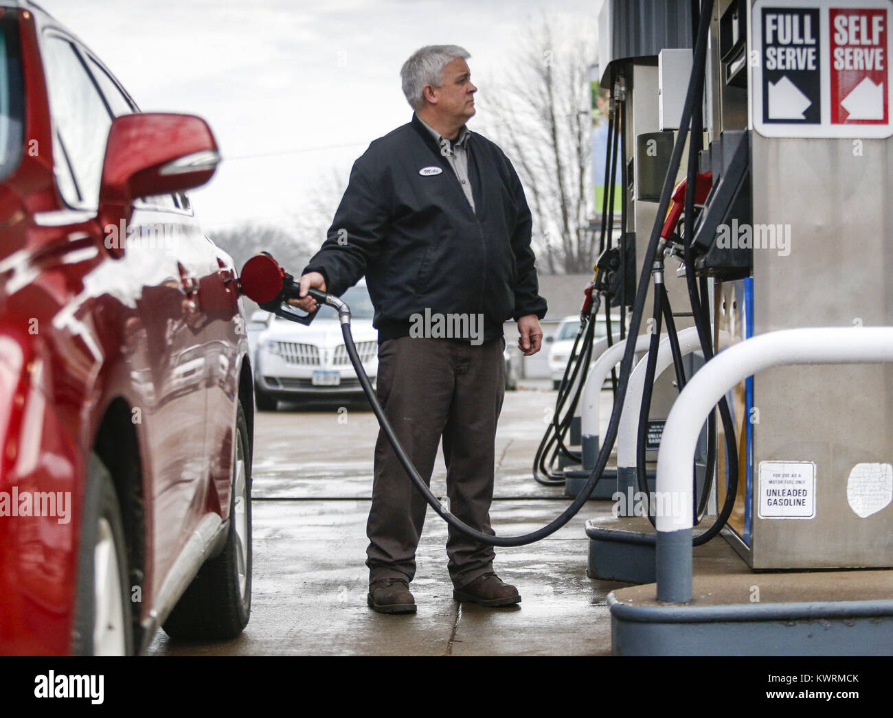 Davenport, Iowa, USA. 19. Januar 2017. Mechaniker Mike Waite füllt ein Kundenfahrzeug mit Gas bei Dittmer Service in Davenport auf Donnerstag, 19. Januar 2017. Im Januar 2016 besaß die Familie Full-Service-Tankstelle trennten sich die Wege bei der Shell Oil Company. Die vier-Pumpstation verloren diese der großen Öl-Zugehörigkeit als Gebrüder Dittmer sich weigerte, den multinationalen Öl und Benzin Unternehmenserwartungen entsprechen. Bildnachweis: Andy Abeyta/Quad-Stadt-Zeiten / ZUMA Draht/Alamy Live News Stockfoto