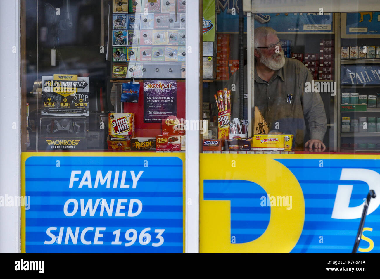 Davenport, Iowa, USA. 19. Januar 2017. Miteigentümer Matt Dittmer spricht mit einem Kunden hinter der Theke Dittmer Service in Davenport am Donnerstag, 19. Januar 2017. Im Januar 2016 besaß die Familie Full-Service-Tankstelle trennten sich die Wege bei der Shell Oil Company. Die vier-Pumpstation verloren diese der großen Öl-Zugehörigkeit als Gebrüder Dittmer sich weigerte, den multinationalen Öl und Benzin Unternehmenserwartungen entsprechen. Bildnachweis: Andy Abeyta/Quad-Stadt-Zeiten / ZUMA Draht/Alamy Live News Stockfoto