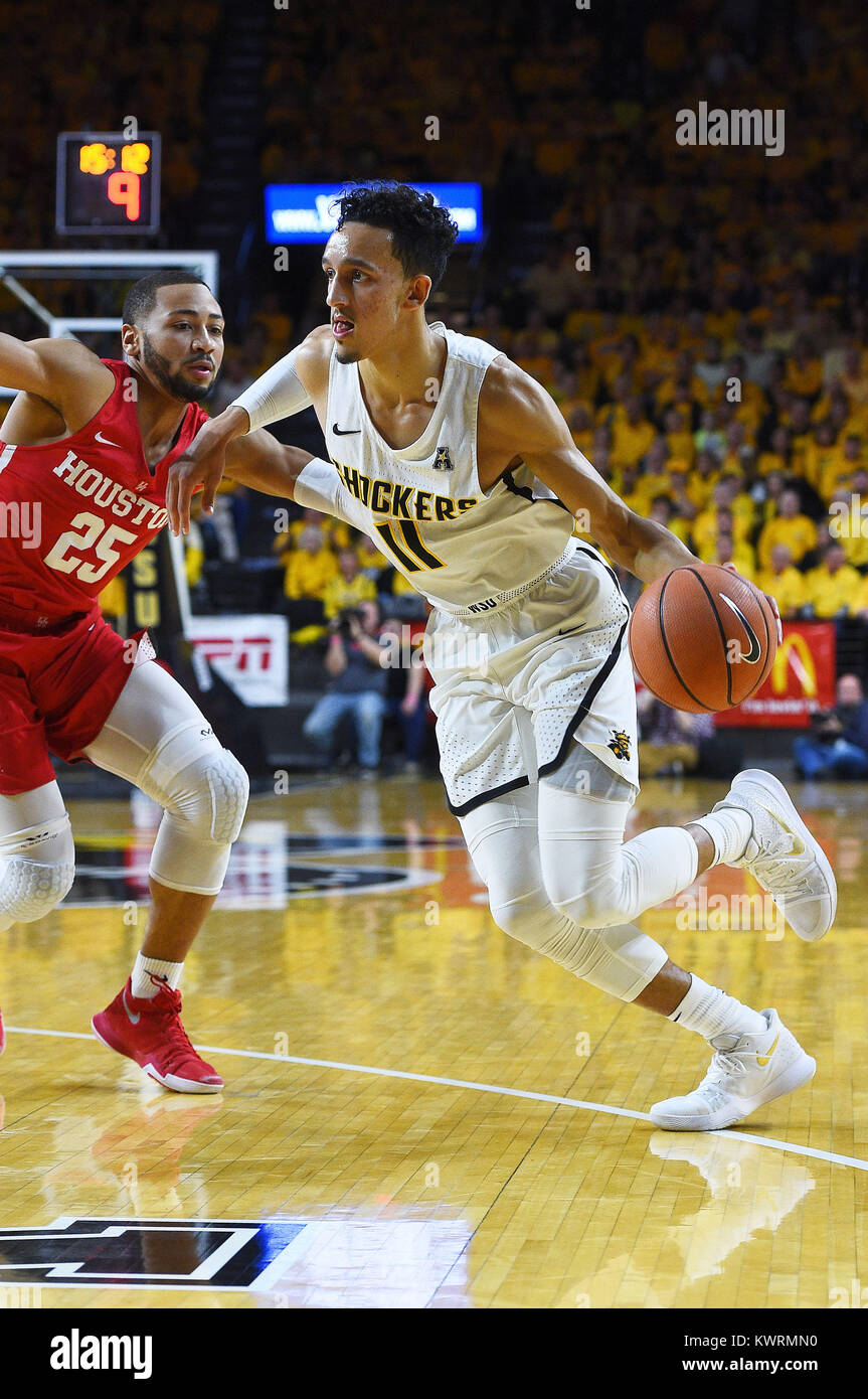 Wichita, Kansas, USA. Am 4. Januar, 2018. Wichita Zustand Shockers guard Landry Shamet (11) Laufwerke an den Korb Vergangenheit Houston Cougars guard Galen Robinson jr. (25) Während der NCAA Basketball Spiel zwischen den Houston Cougars und die Wichita State Shockers an Charles Koch Arena in Wichita, Kansas. Kendall Shaw/CSM/Alamy leben Nachrichten Stockfoto