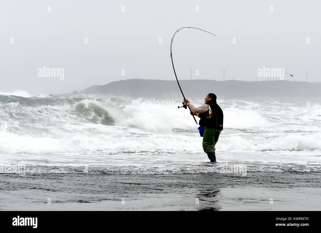 Taipei. Am 4. Januar, 2018. Ein angler Fischen an der Nordküste von Taiwan, Südosten Chinas, Jan. 4, 2018. Credit: Yue Yuewei/Xinhua/Alamy leben Nachrichten Stockfoto