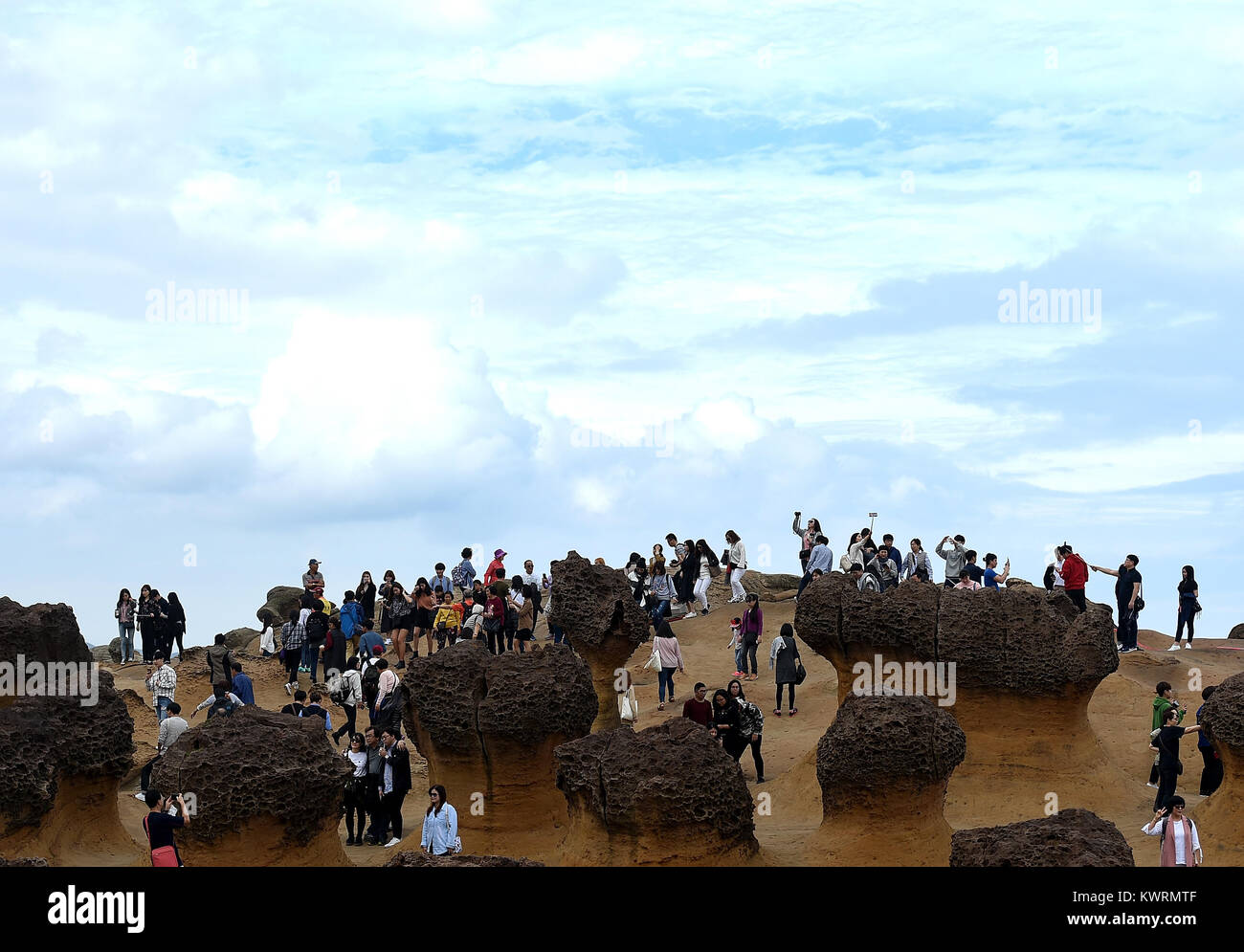 Von Taipeh, Taiwan. Am 4. Januar, 2018. Touristen besuchen die Yeliu Geopark Xinbei Stadt im Südosten Chinas Taiwan, Jan. 4, 2018. Die Yeliu Geopark ist einer der berühmtesten Aussichtspunkte an der Nordküste von Taiwan. Credit: Yue Yuewei/Xinhua/Alamy leben Nachrichten Stockfoto