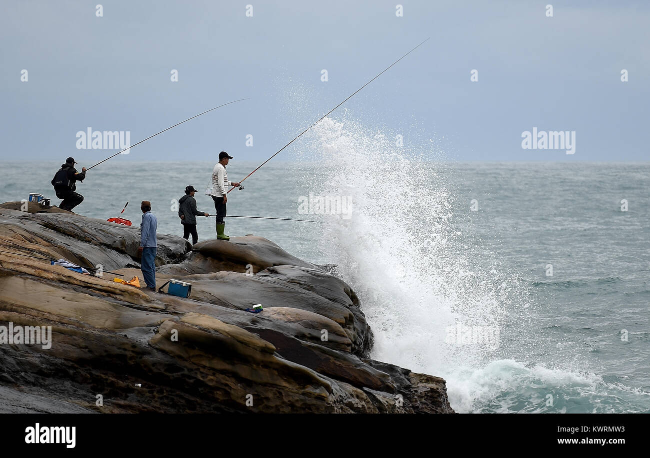 Taipei. Am 4. Januar, 2018. Angler fischen an der Nordküste von Taiwan, Südosten Chinas, Jan. 4, 2018. Credit: Yue Yuewei/Xinhua/Alamy leben Nachrichten Stockfoto