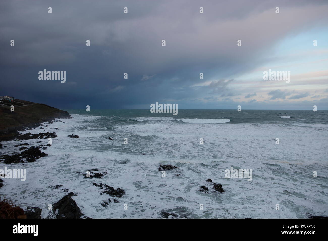 Newquay, Cornwall, England. 5 Jan, 2018. UK Wetter. Sturmböen auf der Nordküste von Cornwall mit starken Regen und Hagel. Credit: Nicholas Burningham/Alamy leben Nachrichten Stockfoto