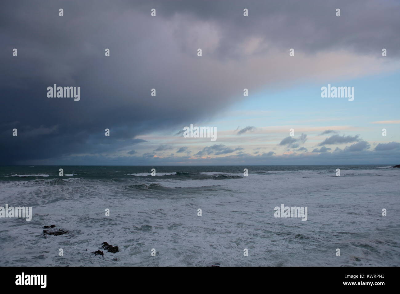 Newquay, Cornwall, England. 5 Jan, 2018. UK Wetter. Sturmböen auf der Nordküste von Cornwall mit starken Regen und Hagel. Credit: Nicholas Burningham/Alamy leben Nachrichten Stockfoto