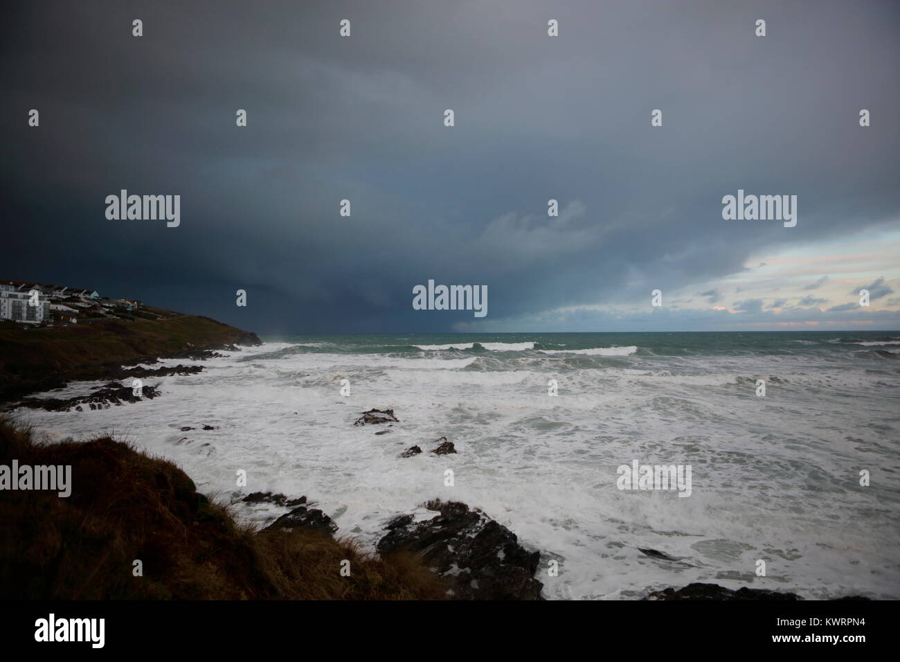 Newquay, Cornwall, England. 5 Jan, 2018. UK Wetter. Sturmböen auf der Nordküste von Cornwall mit starken Regen und Hagel. Credit: Nicholas Burningham/Alamy leben Nachrichten Stockfoto