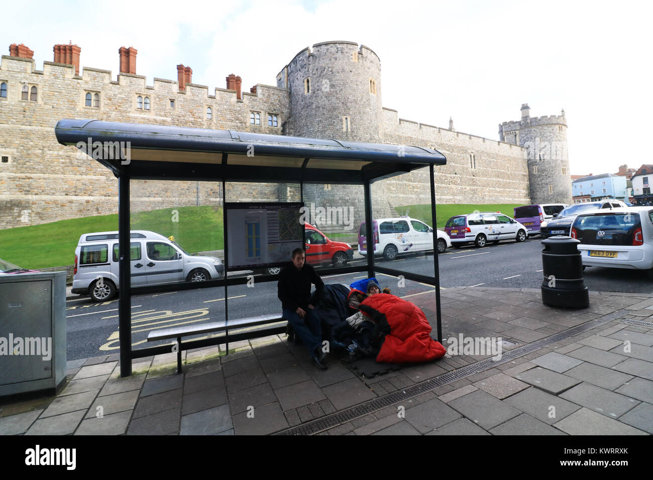 Windsor Berkshire. 5. Januar 2018. Eine obdachlose Person schläft unter einer Bushaltestelle vor Windsor Castle. Ein Vorschlag von Windsor Rat leader Simon Dudley die Obdachlosen und Rough Sleepers von Windsor zu löschen, Thames Valley Police vor der königlichen Hochzeit, wo Prinz Harry, der am 19. zu heiraten, kann hat kontroverse Credit: Amer ghazzal/Alamy Leben Nachrichten verursacht Stockfoto