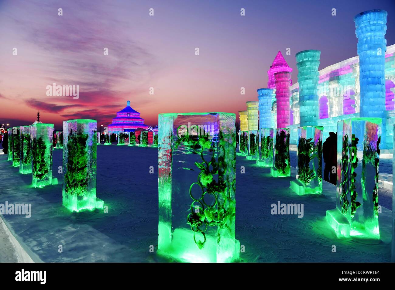 Harbin, Heilongjiang Provinz Chinas. 5 Jan, 2018. Touristen besuchen die Ice-Snow Welt in Harbin, der Hauptstadt der Provinz Heilongjiang im Nordosten Chinas, Jan. 5, 2018. Der 34 Harbin International Eis und Schnee Festival begann am Freitag. Credit: Wang Jianwei/Xinhua/Alamy leben Nachrichten Stockfoto