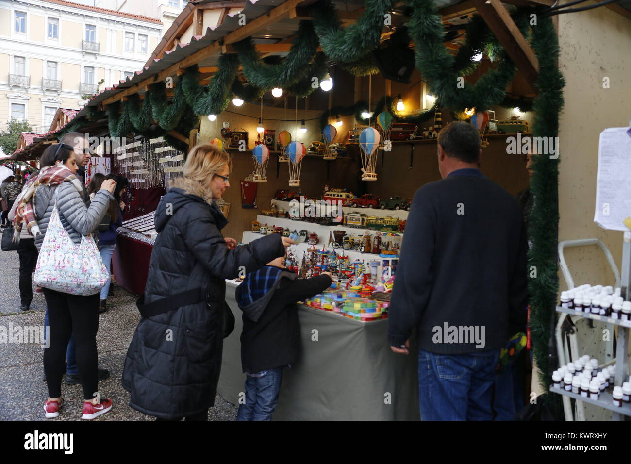 Athen, Griechenland. 17 Dez, 2017. Eine Mutter und ihr Kind einige der Stände goodies prüfen. Weihnachtsschmuck in Athen, dauert von Ende November bis zu den ersten Tagen des neuen Jahres. Credit: Eleni Paroglou/SOPA/ZUMA Draht/Alamy leben Nachrichten Stockfoto